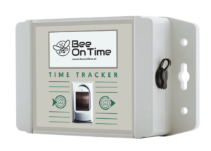 Bee On Time Time Tracker-Gerät mit Display, das Datum und Uhrzeit zeigt.